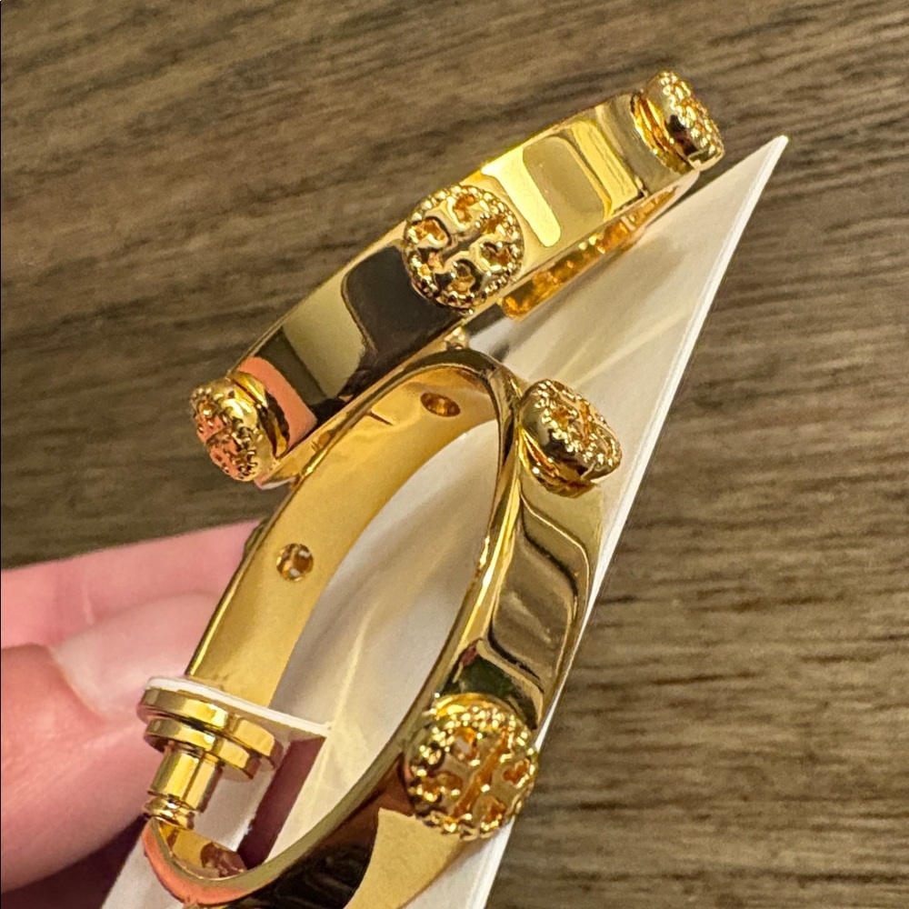 NWT [Tory Burch] Milgrain Gold Logo 3D Medium-Sized Designer Hoop Earrings - Picture 7 of 9
